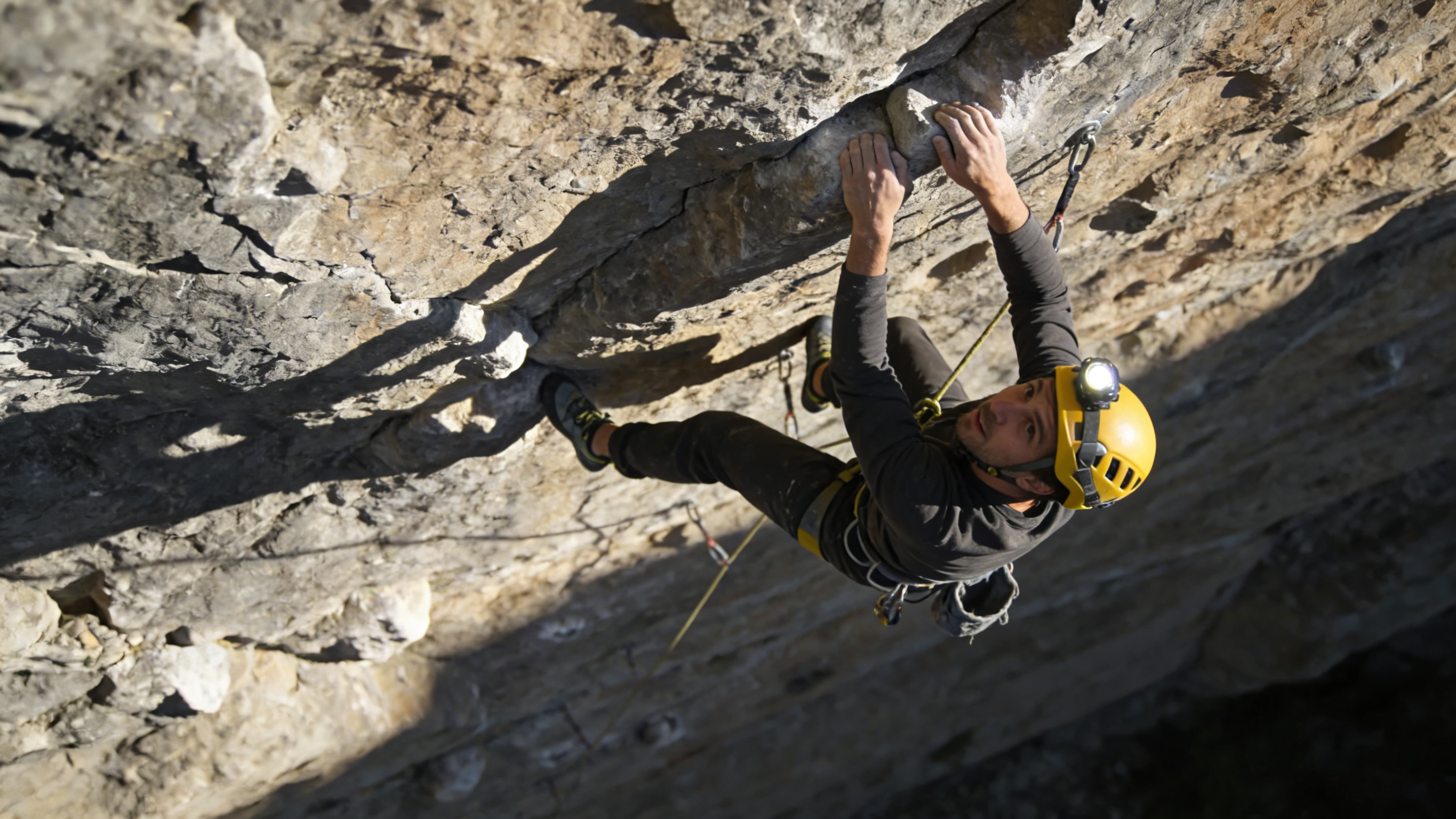 Mountaineering and rock climbing helmets Caschi da alpinismo e arrampicata su roccia