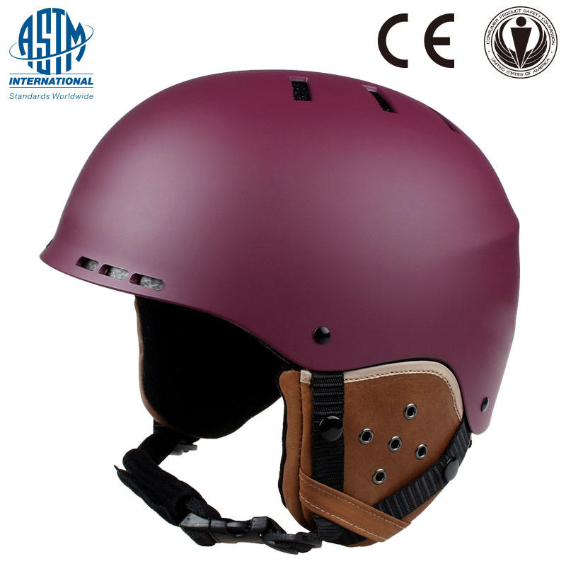 con protezione casco da sci, casco da pattinaggio su ghiaccio, casco da sci