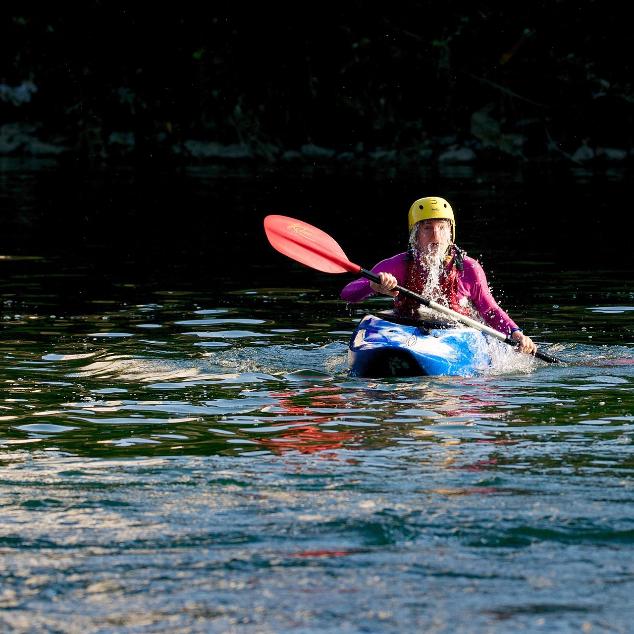 Navigare rapide con fiducia con caschi di kayak premium