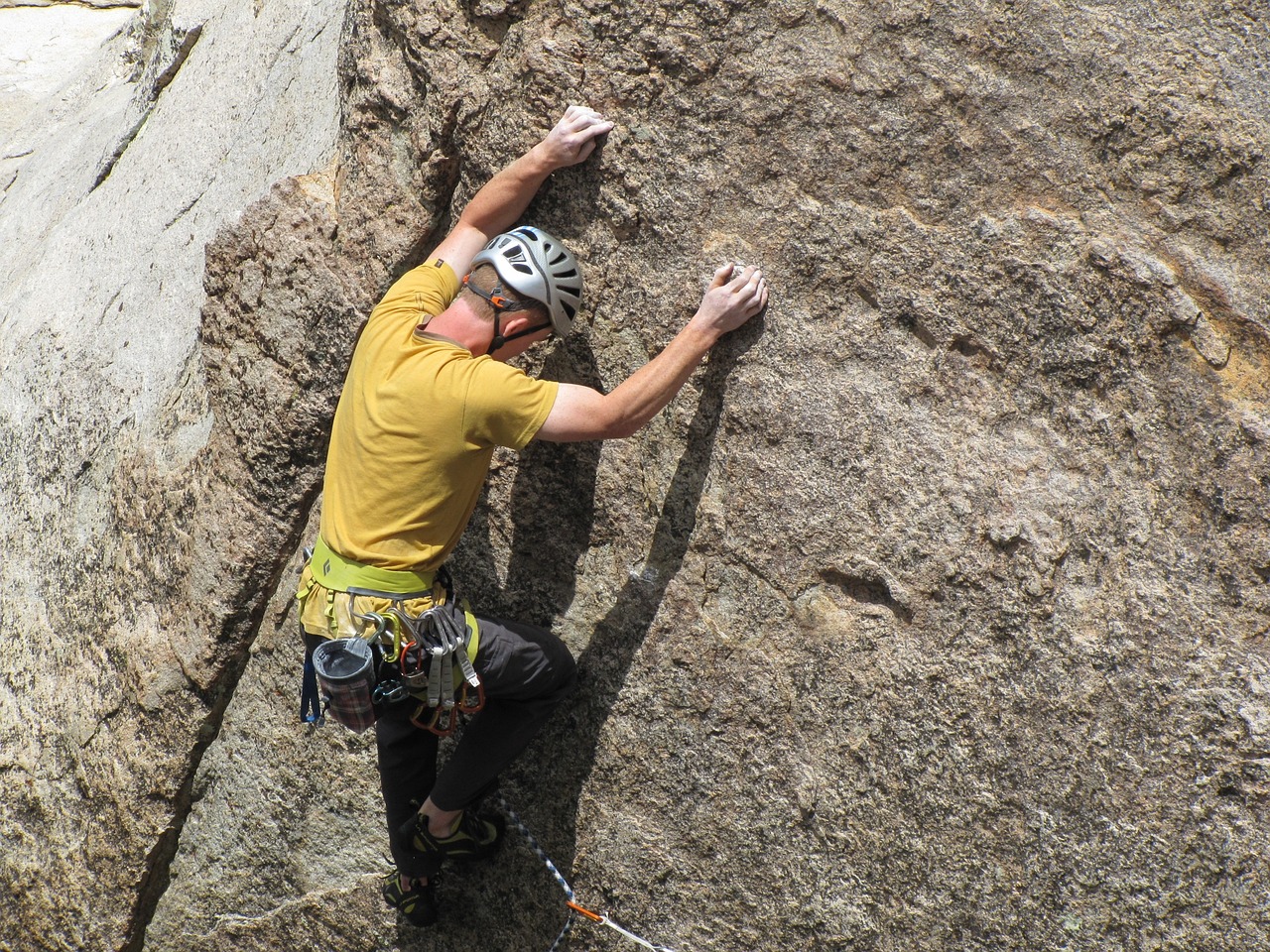 come dovrebbe adattarsi un casco da arrampicata