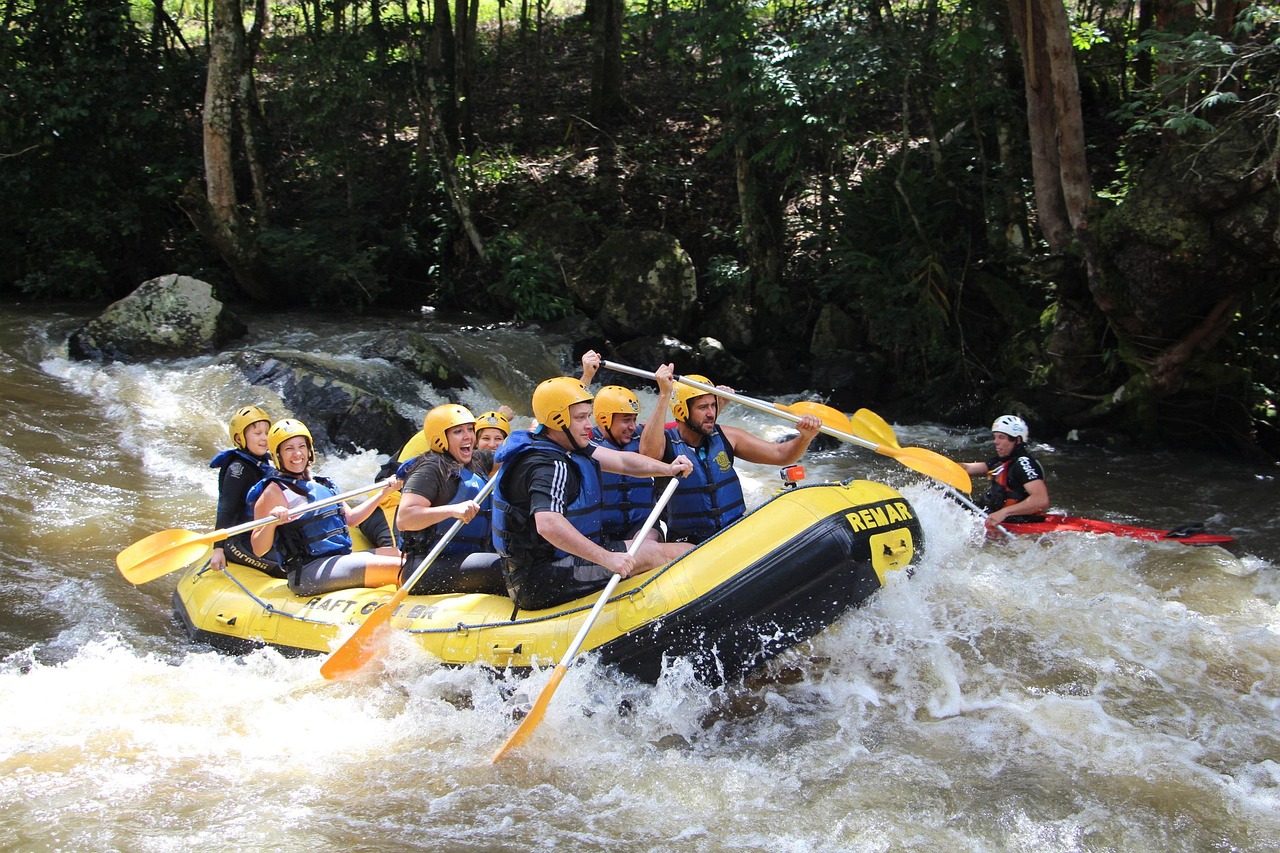 Casco di rafting in acqua bianca