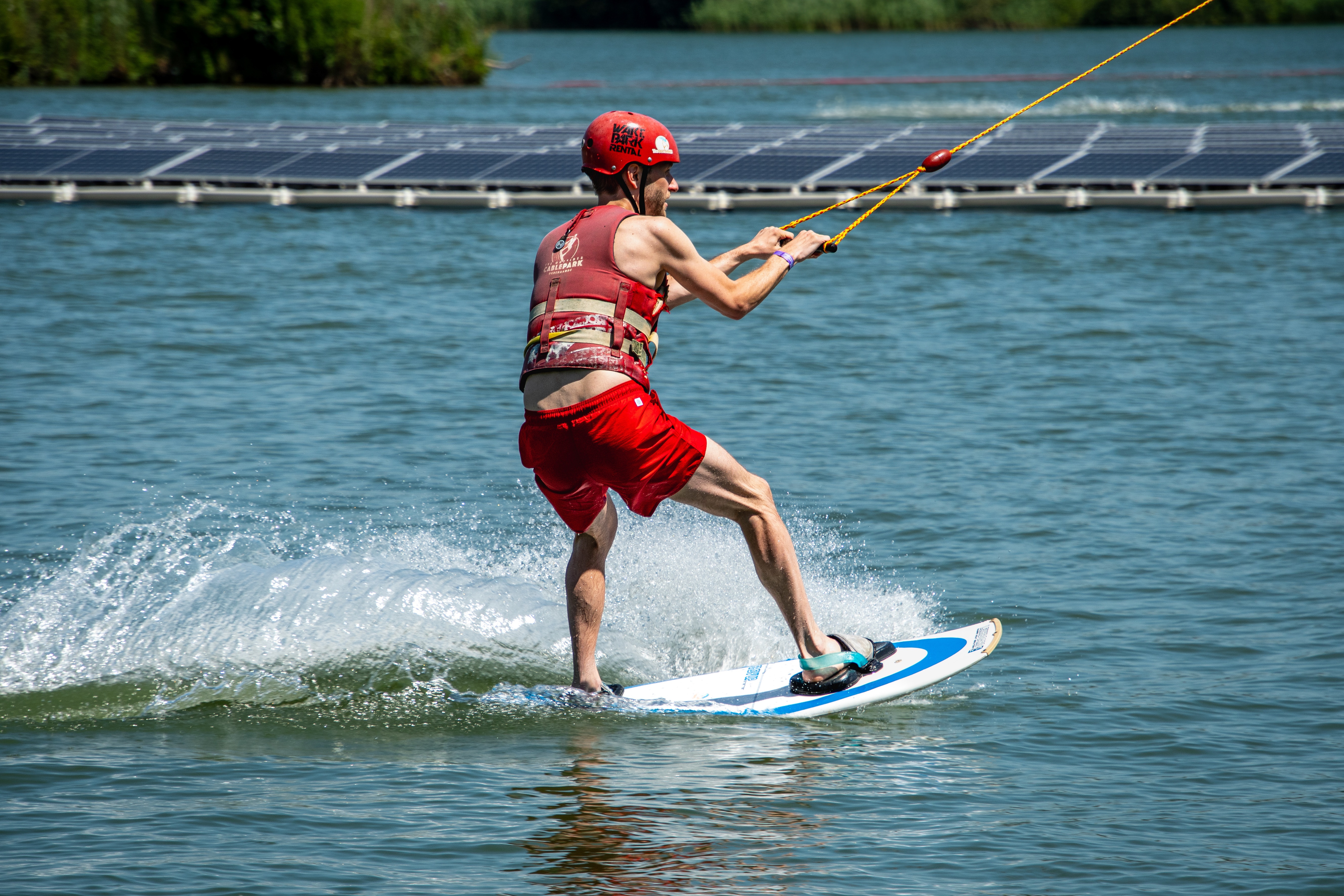 Scegliere un casco da wakeboard: guscio morbido o rigido